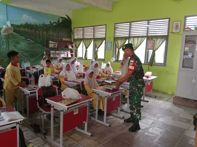 Babinsa Serda Ronal Manalu Dampingi Distribusi Makan Bergizi Gratis di Tembilahan Hulu