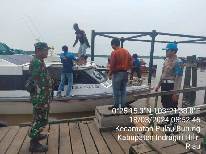 Ombak dan Gelombang Tinggi, Babinsa Sri Danai Berikan Warning Kepada Penumpang dan Awak Kapal