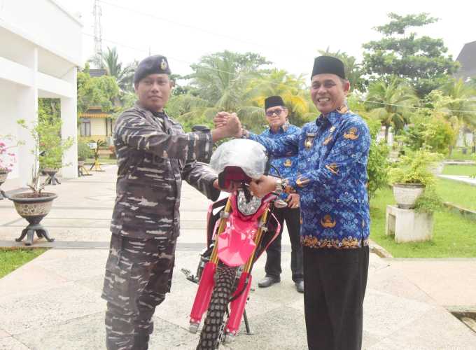 Dukung Giat Babinpotmar, Pj.Bupati Inhil H.Herman, SE.MT Hibahkan 1 Unit Sepeda Motor Kepada Pos AL Tembilahan.