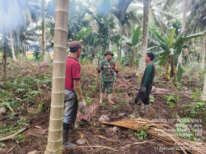 Babinsa Koramil 12/Batang Tuaka, Serda Siswanto, Jalankan Aspek Penanganan Karhutlah Secara Dialog Sosial