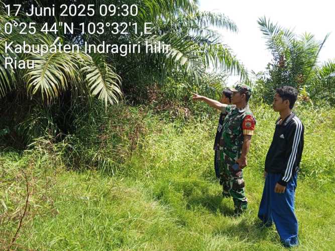 Dari Desa Ringin Jaya, Babinsa Koramil 11/PBR Contohkan Kolaborasi TNI-Masyarakat Lawan Karhutla