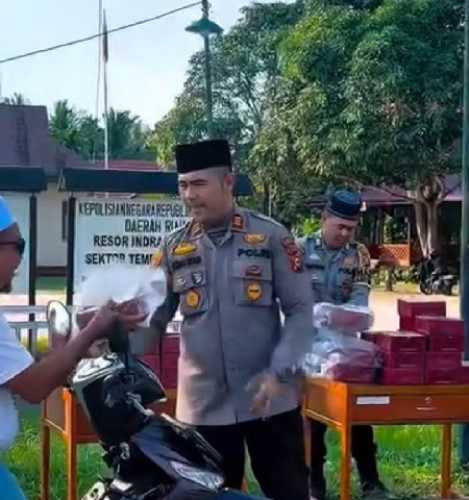 Kapolsek Tembilahan Hulu Pimpin Kegiatan Berbagi Takjil kepada Masyarakat