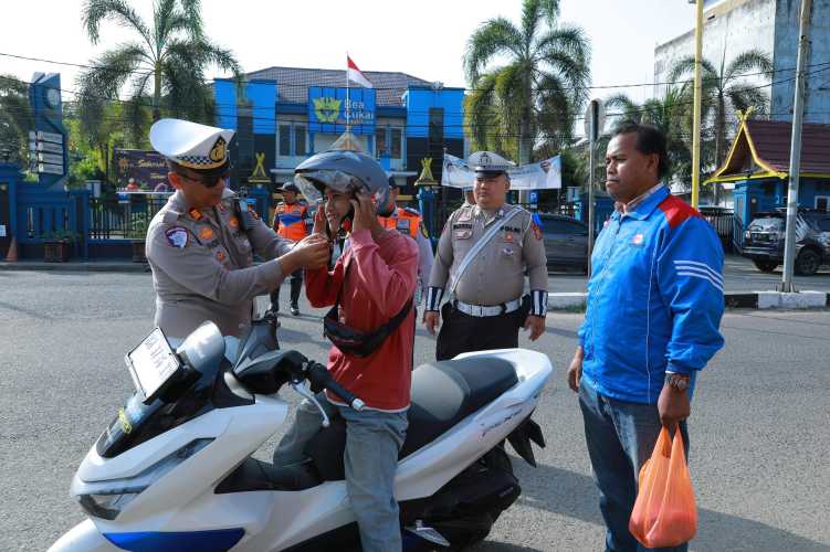 Sat Lantas Polres Inhil Bagi Bagi Helm SNI