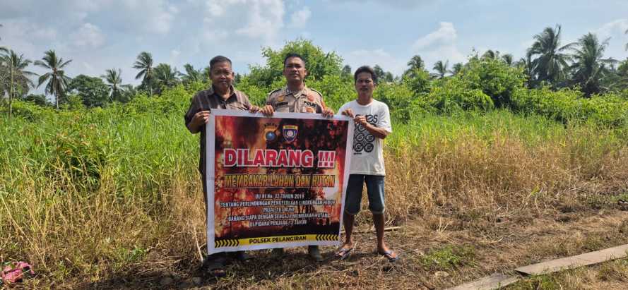 Babinkamtibmas Polsek Pelangiran Gencarkan Sosialisasi Maklumat Kapolda Riau Cegah Karhutla di Desa Tagagiri Tama Jaya