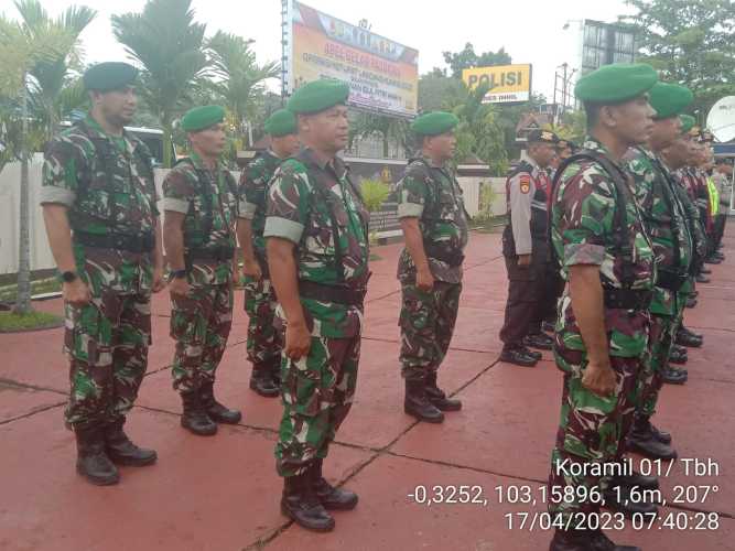 Personil Koramil 01/Tembilahan Ikuti Upacara Pengamanan Lebaran