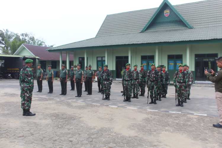 Anggota Koramil 12/Batang Tuaka Mengikuti Upacara Bendera di Lapangan Makodim 0314/Inhil