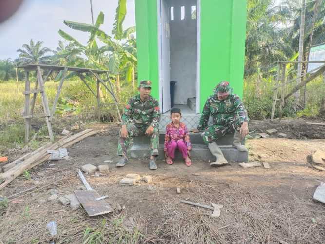 Progres Akhir Pembangunan MCK TMMD Ke-123 di Desa Karya Tunas Jaya Dipimpin Langsung Danramil 08/Mandah