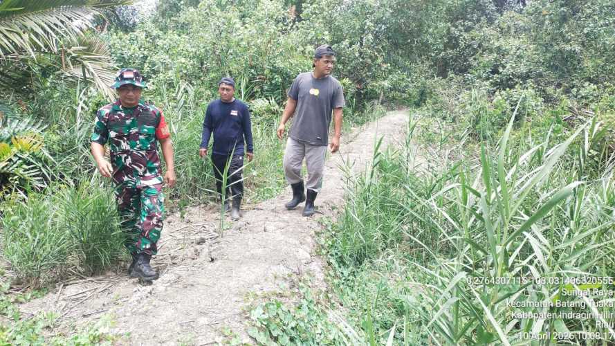 Babinsa Sungai Raya Intensifkan Patroli Karhutla Bersama Masyarakat