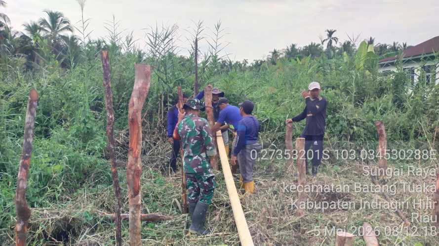 Gotong Royong Wujud Nyata, Babinsa Serka Hepi Martison dan Warga Bangun Pos Satu Atap di Desa Sungai Raya