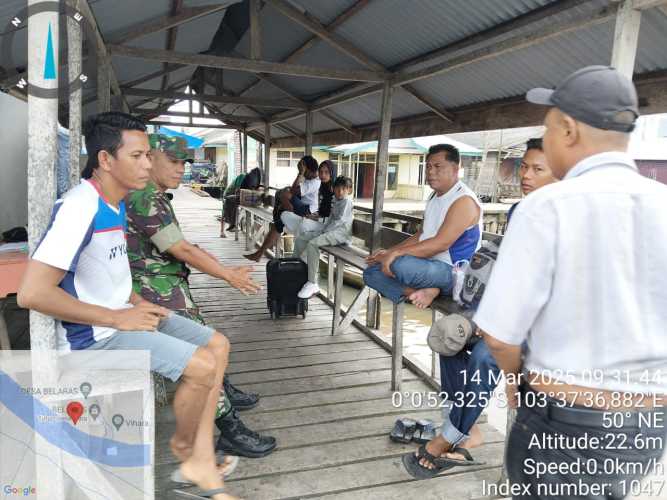 Babinsa Serma H. Situmorang Laksanakan Komsos dengan Warga untuk Jaga Keamanan di Bulan Ramadhan