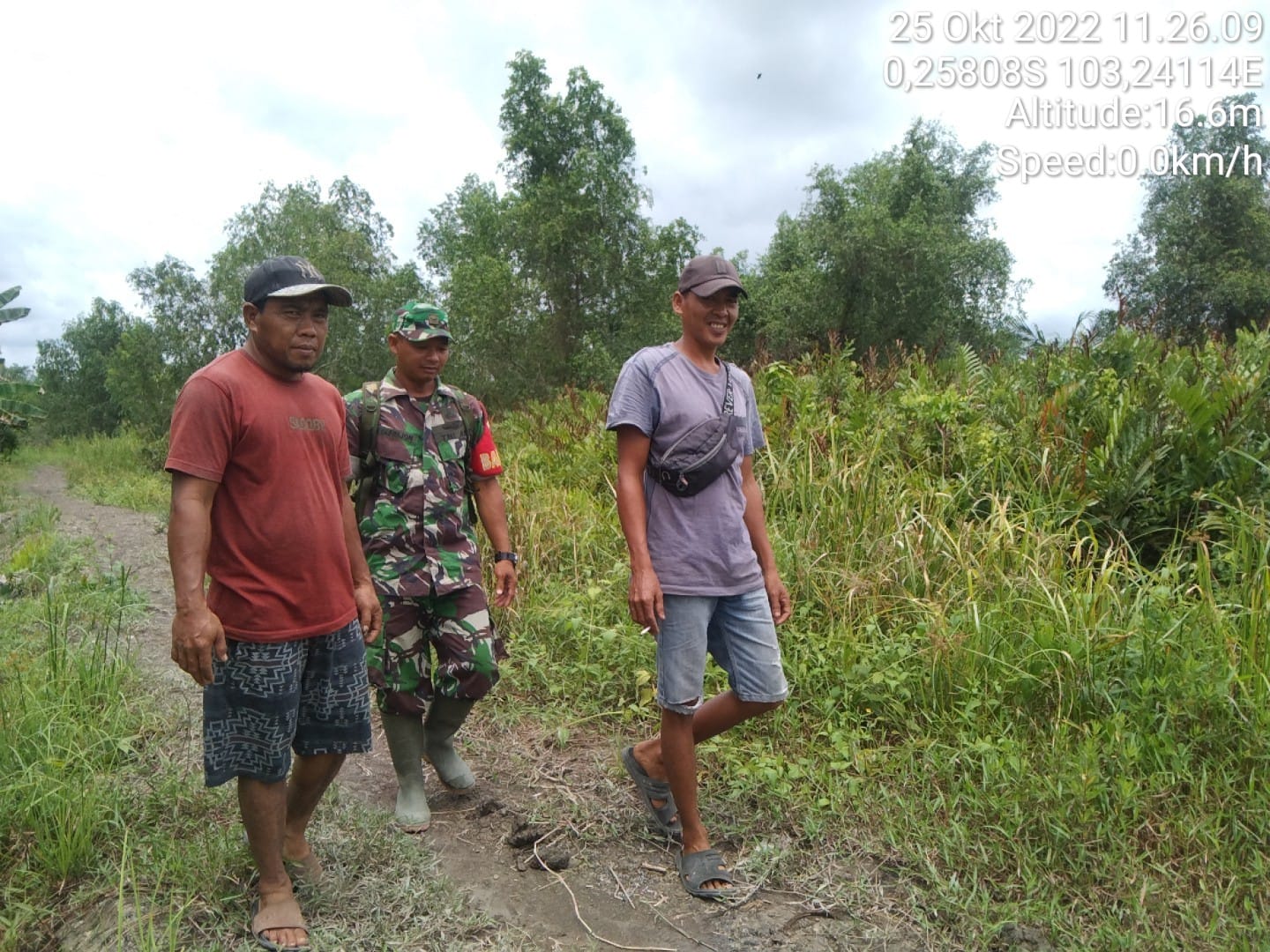 Serda Syafrijon Babinsa Koramil 12/Batang Tuaka Mencegah Gangguan Karhutlah