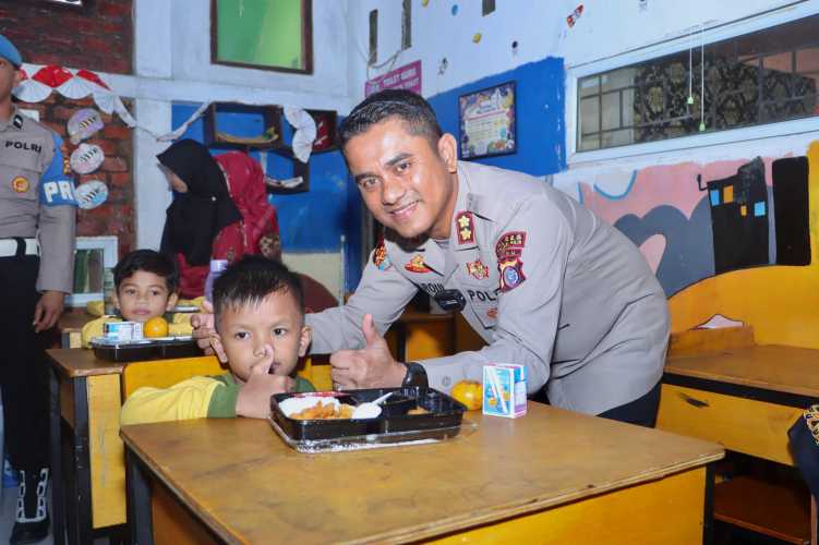 Siswa SD IT Ziqra Dapat Makan Gratis dari Polres Inhil