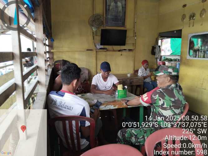 Menjaga Keselarasan Bersama,Babinsa Belaras Lakukan Kegiatan Komsos