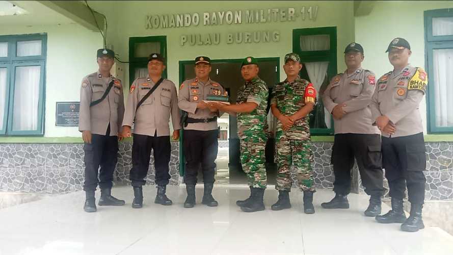 Ucapkan HUT TNI, Polsek Pulau Burung Berikan Surprise ke Koramil 11/Pulau Burung