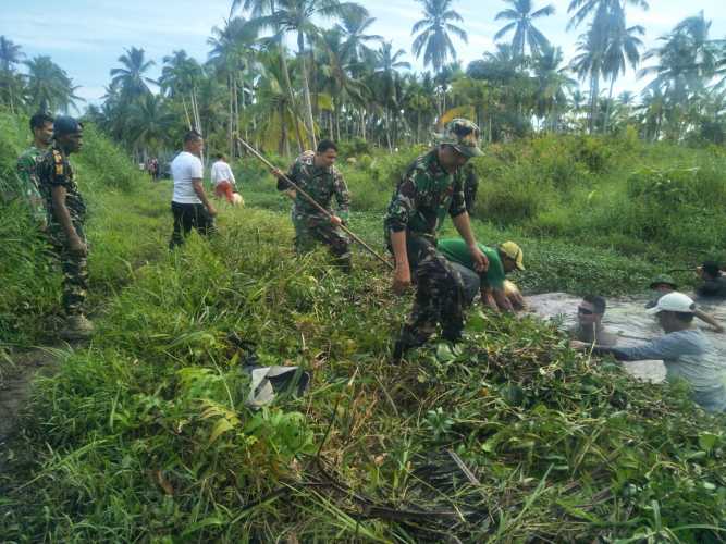 Serda Deni Bersama Anggota Koramil 01/Tembilahan Melanjutkan Kegiatan Kharya bhakti