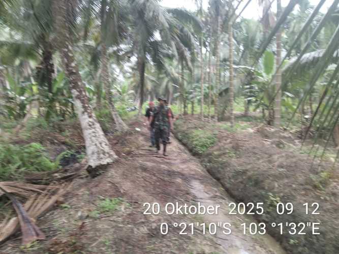 Babinsa Koramil 01/TBH Laksanakan Patroli Tapal Batas di Wilayah Tembilahan Hilir