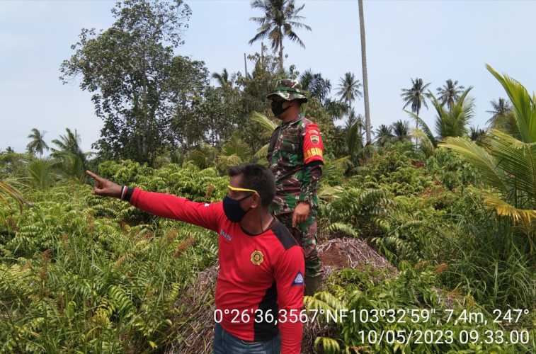 Serda Siswanto Babinsa Koramil 11/Pulau Burung Kodim 0314/Inhil Sosialisasi dan Patroli Karhutlah di Sungai Danai