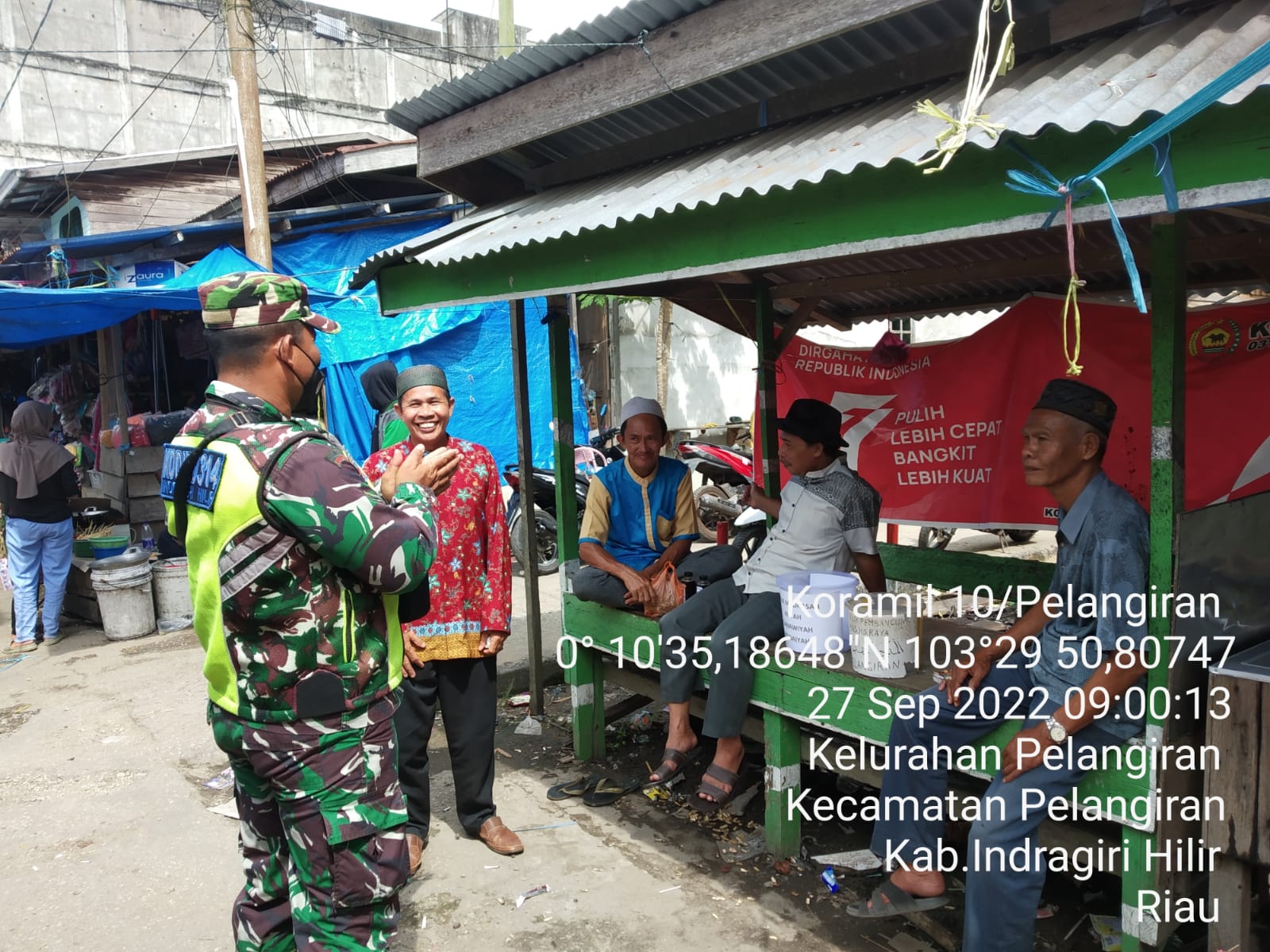 Serda Erik Arianto Sibarani Babinsa Koramil 10/Pelangiran Mengedepan Pasar Bebas Covid -19