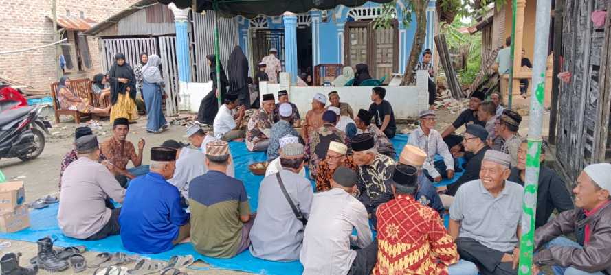 Kapolsek Medang Deras dan Personil Laksanakan Cooling System dengan Melayat di Rumah Tokoh Masyarakat