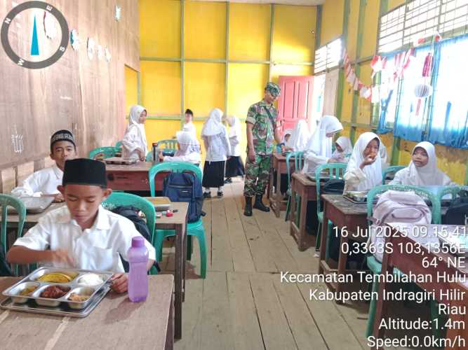 Babinsa Tembilahan Hulu Awasi Ketat Program Makan Bergizi di Sekolah