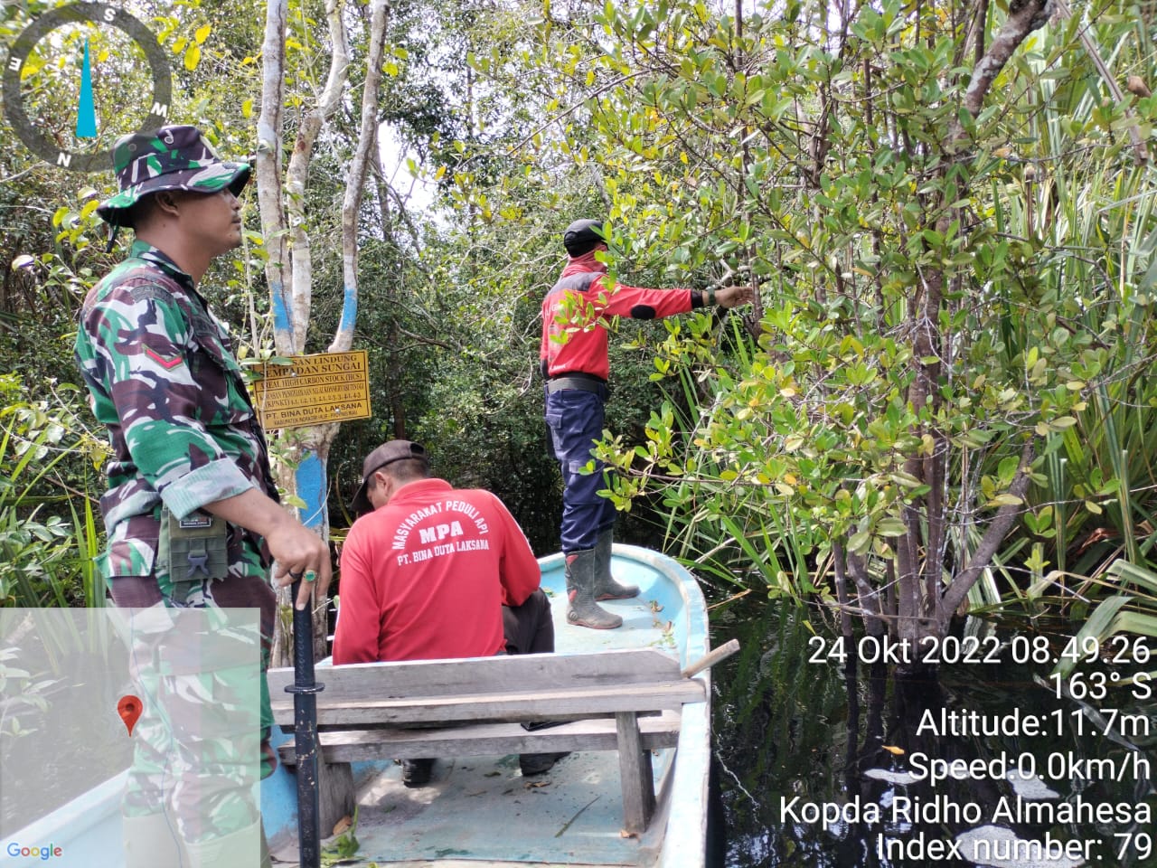 Kopda Rido Almahesa Babinsa Koramil 05/Gas Sisiri Hutan Tepi Sungai