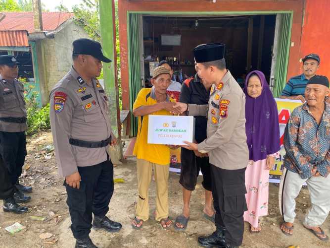Polsek Kempas Gelar Jumat Curhat, Berikan Paket Ramadhan Kepada Lansia, Wujudkan Kepedulian dan Persaudaraan.