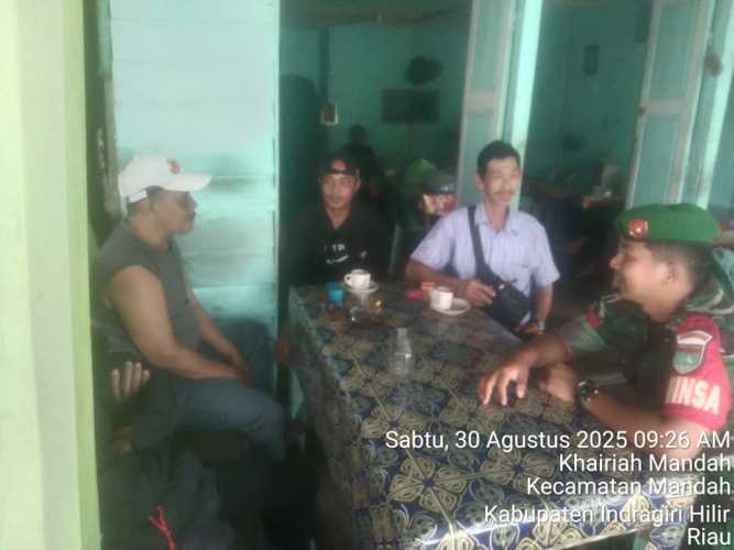 Babinsa Koramil 08/Mandah Kodim 0314/Inhil Gencarkan Komsos, Eratkan Kebersamaan Warga