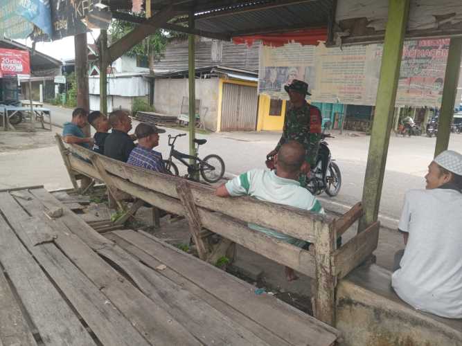 Babinsa Koramil 01/Tembilahan Sosialisasikan Safety Riding kepada Tukang Ojek Pengkolan di Sungai Beringin