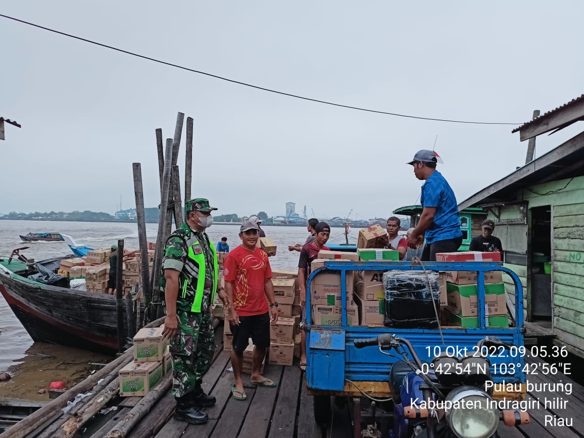 Sertu Kadirus   Babinsa Koramil 11/Pulau Burung Beri Saran Para Buruh Pelabuhan