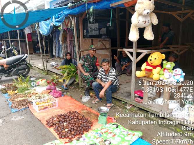 Serda Manalu Babinsa Tembilahan Hulu Jalin Keakraban Dengan Pedagang Sayur di Pasar