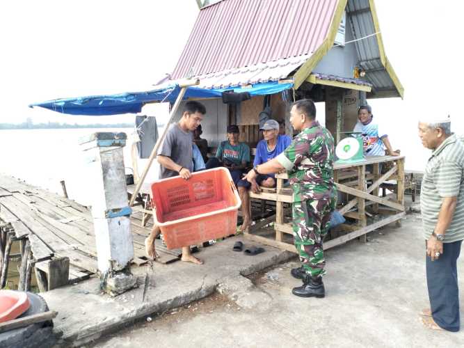 Babinsa Tembilahan Hulu Barat Aktifkan Kesiap Siagaan Pos Siskamling