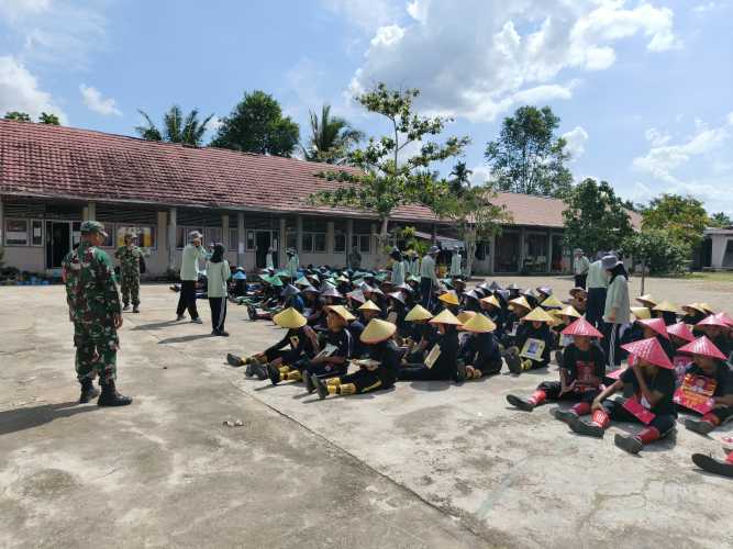 Babinsa Sertu Anton Berikan Pelatihan Kedisiplinan di Masa Terakhir MPLS