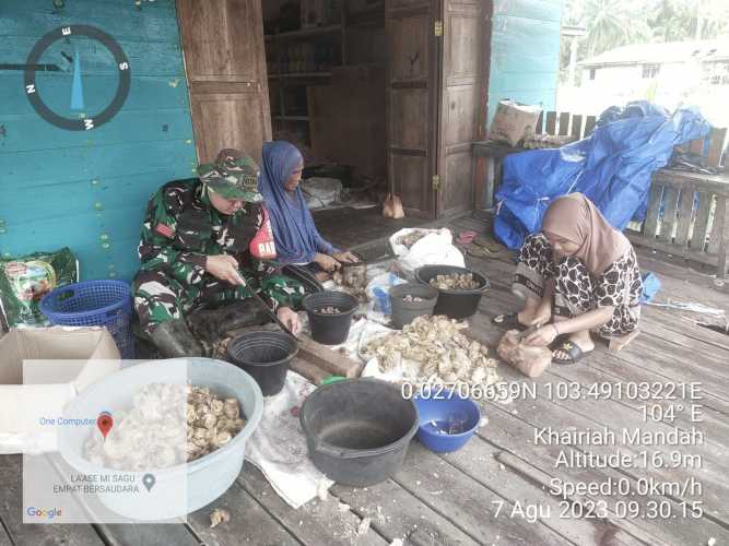 Babinsa Saling Berbagi Informasi  dengan Ibu Ibu Pembelah Pinang