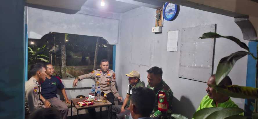Kepala Desa Pulau Palas Dampingi Kapolsek Tembilahan Hulu Kontrol Pos Satkamling
