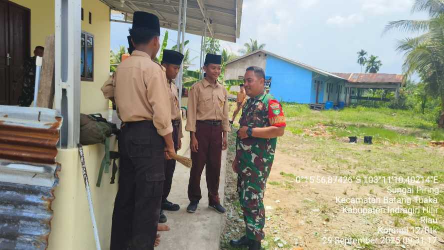 Babinsa Batang Tuaka Tanamkan Nilai Pancasila Kepada Pelajar
