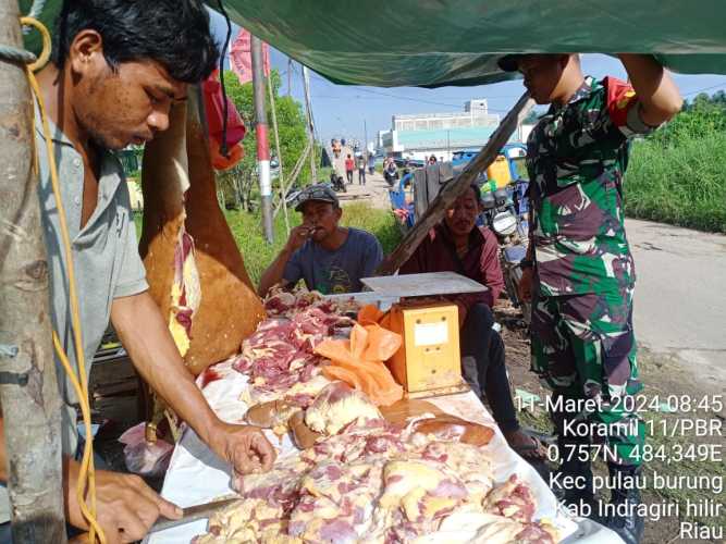 Jelang Masuk Puasa, Serda Hendra Kardi Cek Stok Daging Sapi di Beberapa Central Penjualan