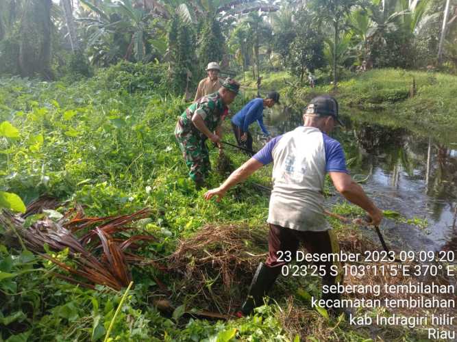 Sertu M.Yasin Inisiasi Pembersihan Parit Antisipasi Banjir di Musim Penghujan