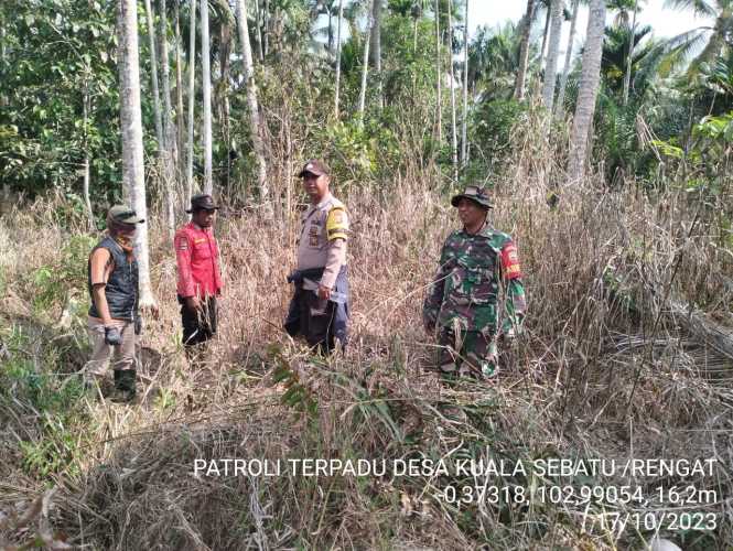 Babinsa dan Satgas Karhutlah Amati Titik Api di Desa Kuala Sebatu