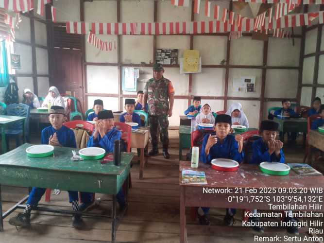 Babinsa Tembilahan Hilir Dampingi Program Makan Siang Gratis untuk 350 Murid MI 1 Tembilahan