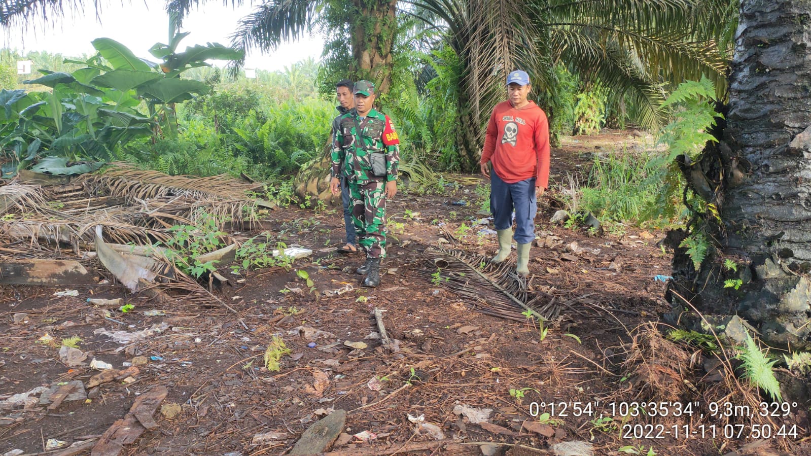 Babinsa Pelangiran Melaksanakan Patroli di Tepian Lahan Konsesi