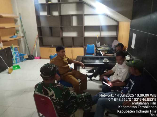 Babinsa Sertu Anton Lakukan Penjajakan Komunikasi Sosial dengan ASN Satpol PP Tembilahan