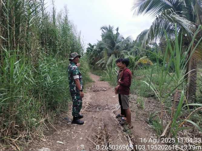 Babinsa Koramil 12/BT Gencar Patroli dan Sosialisasi Pencegahan Karhutla di Desa Sungai Dusun
