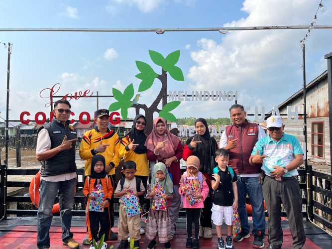 Polsek Concong Bersama Forkopincam Rayakan Hari Anak Dengan Melaksanakan Upacara dan Memberikan  Bantuan Alat Tulis Serta Penanaman Mangrove