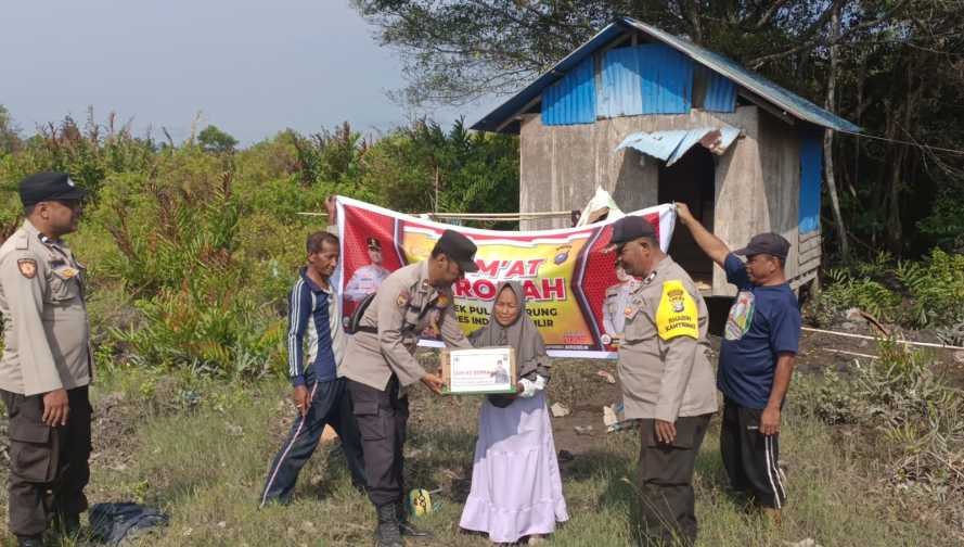 Polsek Pulau Burung Gelar Kegiatan Jumat Berkah, Bagikan Bansos dan Baksos kepada Warga Desa