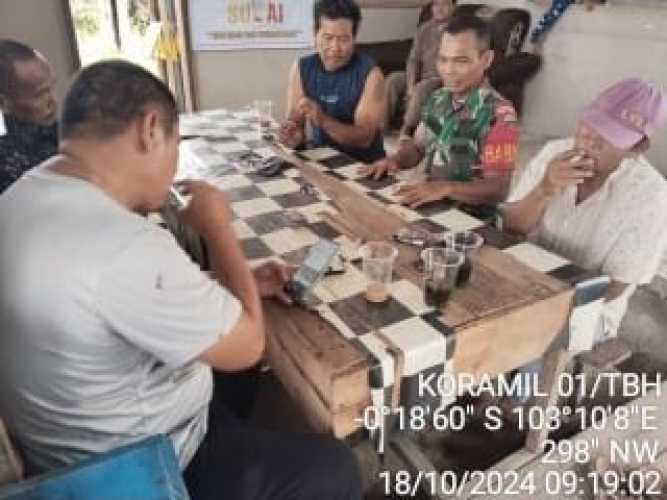 Babinsa Sungai Perak Menjalin Silaturahmi dalam Mendukung Pilkada Aman