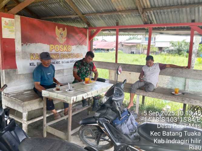 Babinsa Koramil 12/Btk Tanamkan Nilai-Nilai Pancasila di Kampung Pancasila Desa Pasir Mas