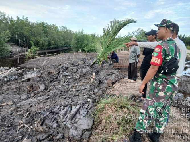 Babinsa Koramil 11/Pulau Burung Laksanakan Patroli Rutin Kamtibmas Terpadu di Desa Pulau Burung