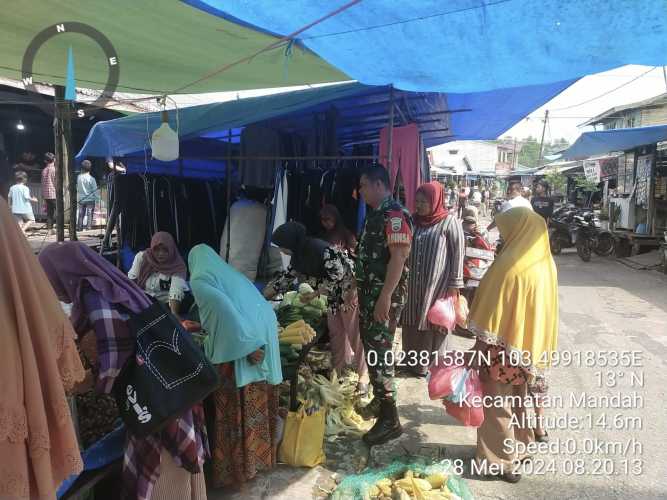 Babinsa Bente Jaga kamtibmas di Pasar Kelurahan