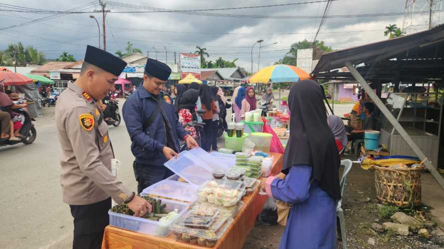 Jelang Waktu Berbuka Puasa, Kapolsek Kempas Bersama Personil Patroli Pasar Ramadhan.