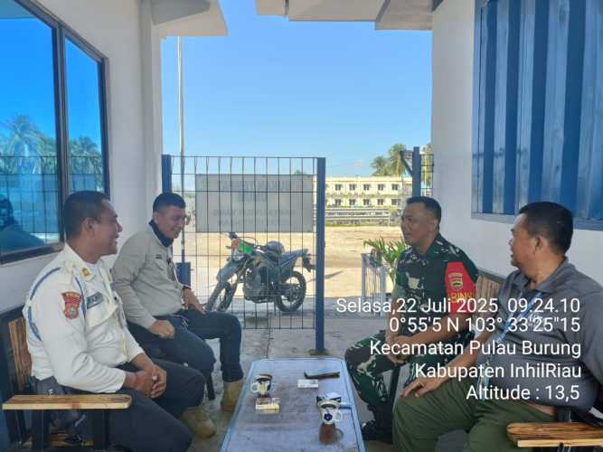 Babinsa Koramil 11/Pulau Burung  Perkuat Sinergi dengan Sekuriti PT RSUP untuk Menjaga Kamtibmas